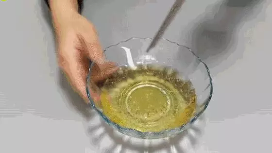 睡前把牙膏塗抹在腳底,沒想到還有這個妙用!