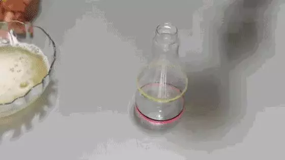 睡前把牙膏塗抹在腳底,沒想到還有這個妙用!
