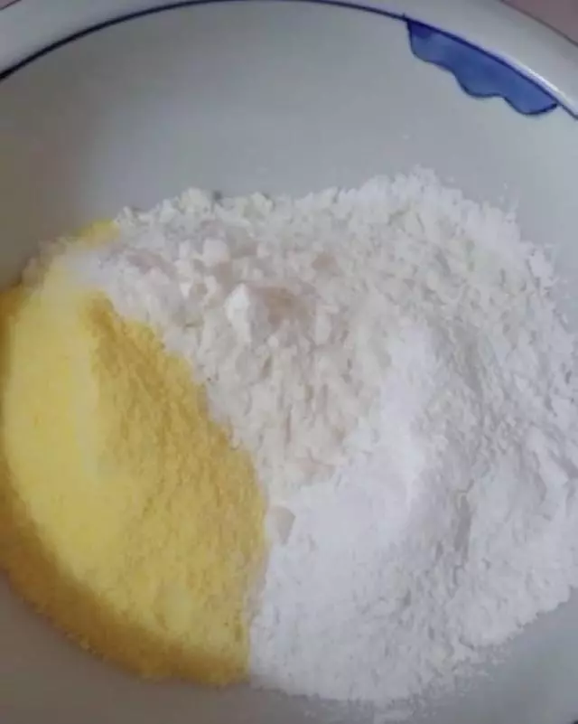 今天教大家做一個奶香味玉米窩窩頭,可比麵包好吃多了,糧食才是最養孩子的食物~