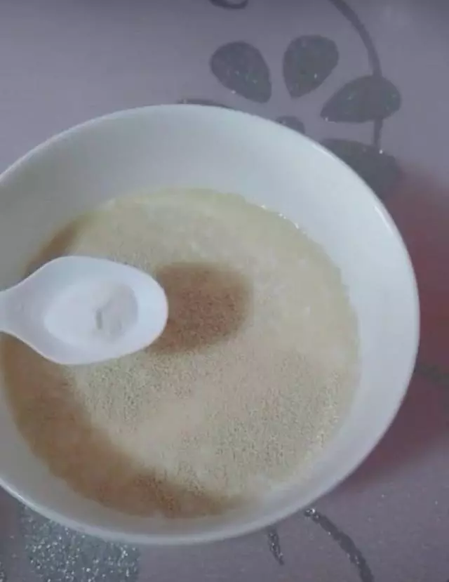 今天教大家做一個奶香味玉米窩窩頭,可比麵包好吃多了,糧食才是最養孩子的食物~