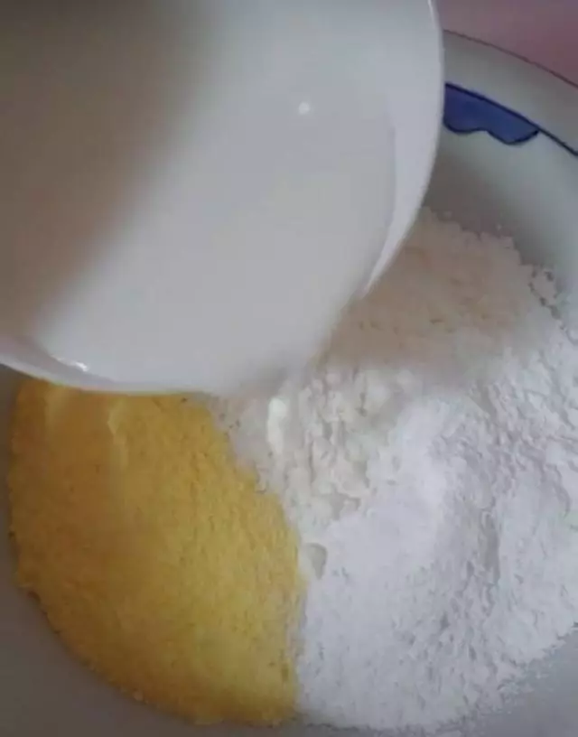 今天教大家做一個奶香味玉米窩窩頭,可比麵包好吃多了,糧食才是最養孩子的食物~