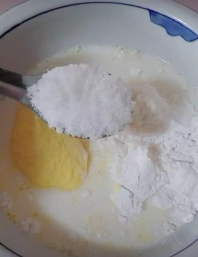今天教大家做一個奶香味玉米窩窩頭,可比麵包好吃多了,糧食才是最養孩子的食物~