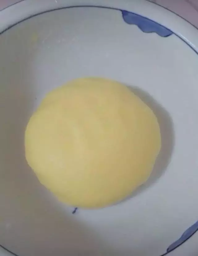今天教大家做一個奶香味玉米窩窩頭,可比麵包好吃多了,糧食才是最養孩子的食物~