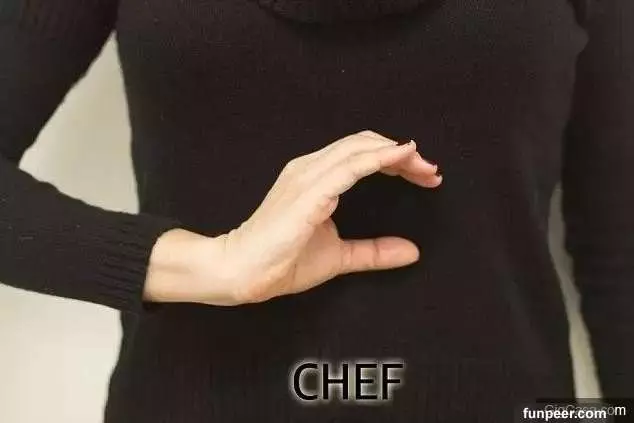 當餐廳經理看到「菜鳥服務生比出這個手勢」,竟然馬上冷汗直流「嚇得要死」?!