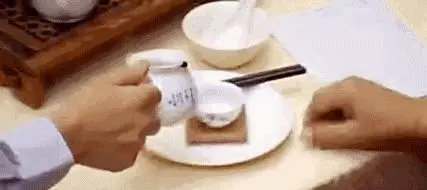 別人給妳倒茶,爲什麽要敲三下桌面?不懂別亂敲!