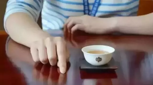 別人給妳倒茶,爲什麽要敲三下桌面?不懂別亂敲!