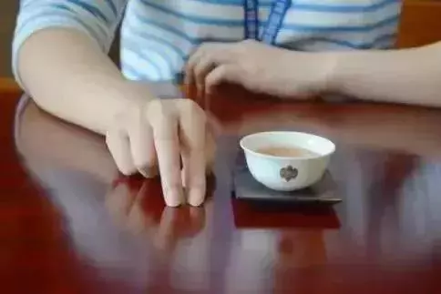 別人給妳倒茶,爲什麽要敲三下桌面?不懂別亂敲!