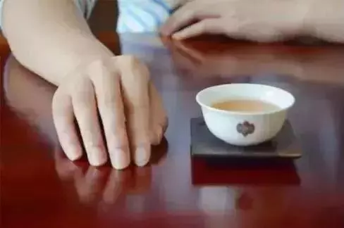 別人給妳倒茶,爲什麽要敲三下桌面?不懂別亂敲!