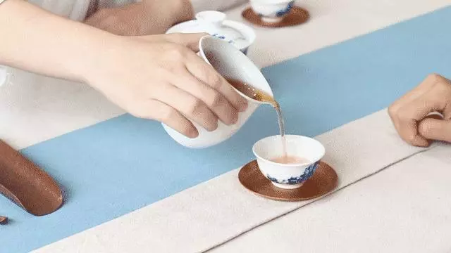 別人給妳倒茶,爲什麽要敲三下桌面?不懂別亂敲!