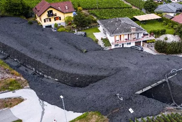 瑞士土石流沖村莊 網友驚呼:好像火山碎屑流