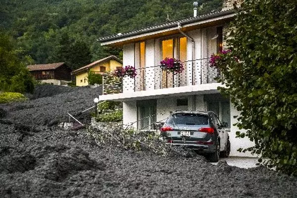 瑞士土石流沖村莊 網友驚呼:好像火山碎屑流