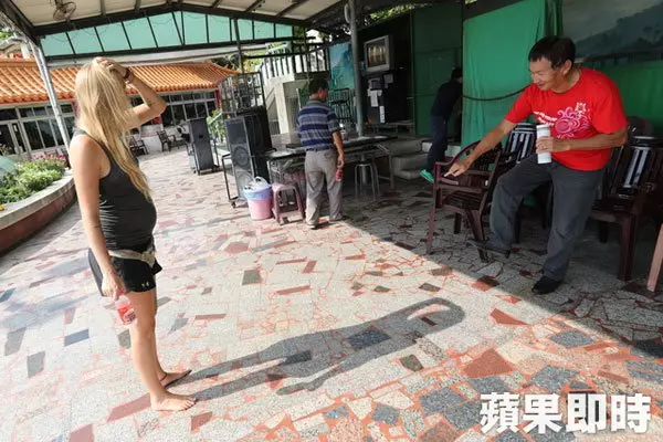 一個女人 挺6月肚 赤腳環遊世界