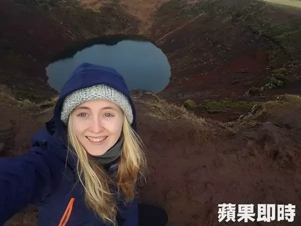 一個女人 挺6月肚 赤腳環遊世界