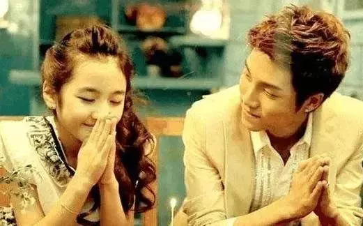 24歲歌手愛上12歲童星,把她養大後如今結婚了