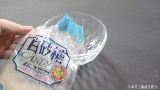 晚上不用點蚊香了,床邊放一個易拉罐,一整晚都不會有蚊子來咬你
