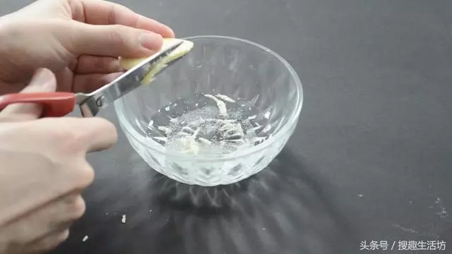 晚上不用點蚊香了,床邊放一個易拉罐,一整晚都不會有蚊子來咬你