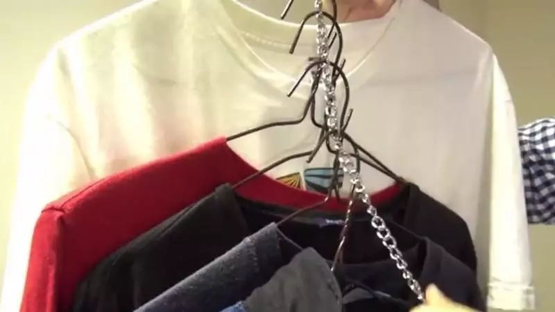 這個男人比你媽還會做家事!他公開「24種衣架超猛用法」徹底改變你的人生!