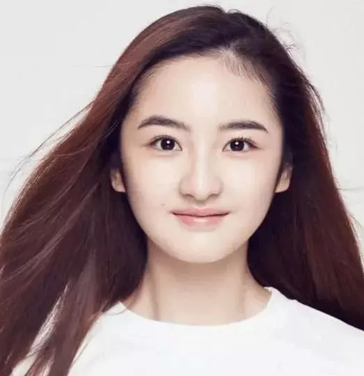 24歲歌手愛上12歲童星,把她養大後如今結婚了!