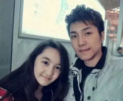 24歲歌手愛上12歲童星,把她養大後如今結婚了!