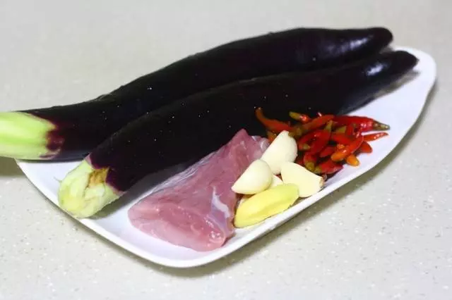 自己在家也能做出飯店味道的拌茄子,炎熱天適合多吃,清熱又解毒