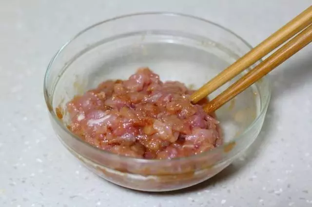 自己在家也能做出飯店味道的拌茄子,炎熱天適合多吃,清熱又解毒