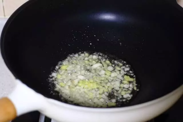 自己在家也能做出飯店味道的拌茄子,炎熱天適合多吃,清熱又解毒