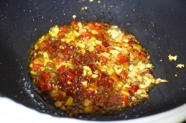 自己在家也能做出飯店味道的拌茄子,炎熱天適合多吃,清熱又解毒