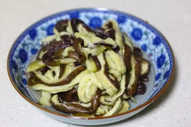自己在家也能做出飯店味道的拌茄子,炎熱天適合多吃,清熱又解毒