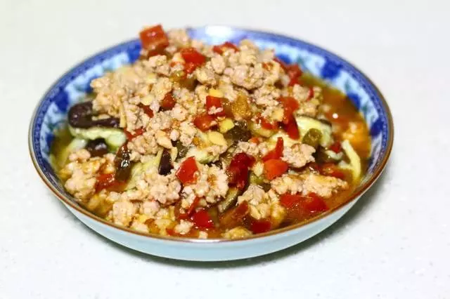 自己在家也能做出飯店味道的拌茄子,炎熱天適合多吃,清熱又解毒