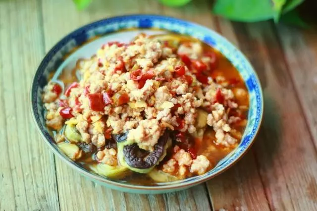 自己在家也能做出飯店味道的拌茄子,炎熱天適合多吃,清熱又解毒