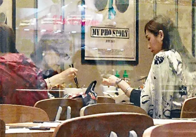 最美亞姐和媽媽形影不離,44歲的她一直保持著凍齡樣貌~~~