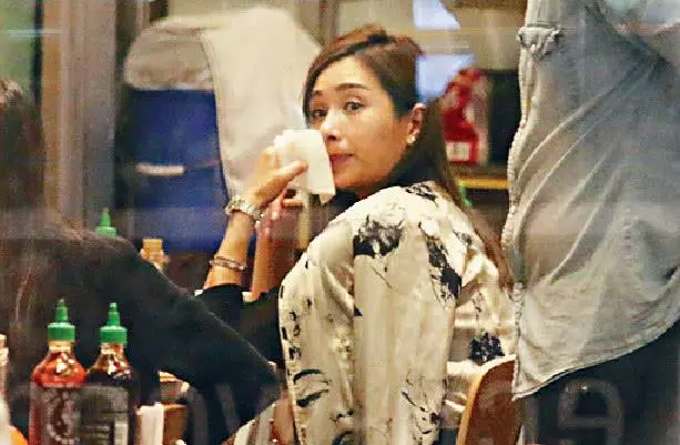 最美亞姐和媽媽形影不離,44歲的她一直保持著凍齡樣貌~~~