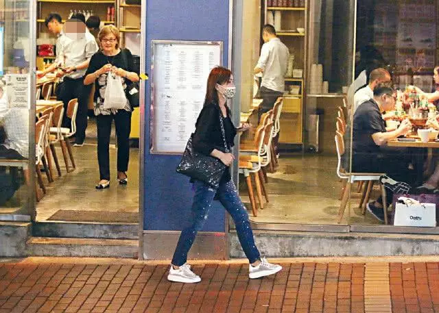 最美亞姐和媽媽形影不離,44歲的她一直保持著凍齡樣貌~~~