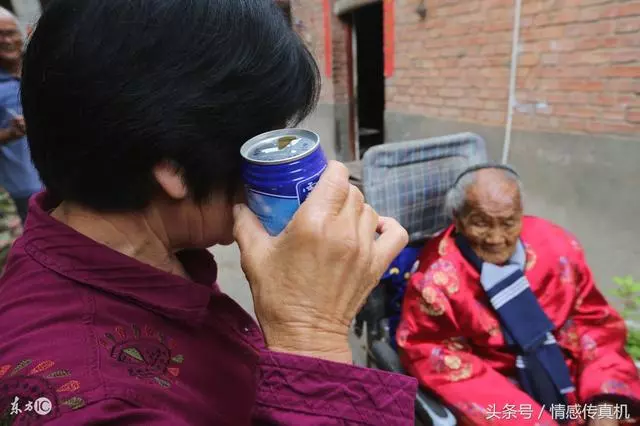 我月薪1萬,接婆婆進城住,下夜班回家進客廳,我泣不成聲