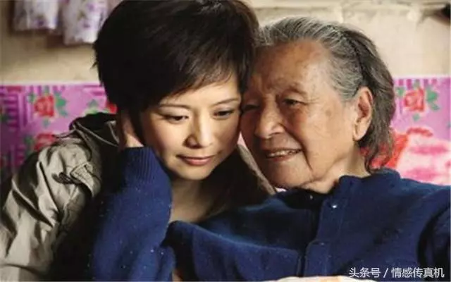 我月薪1萬,接婆婆進城住,下夜班回家進客廳,我泣不成聲