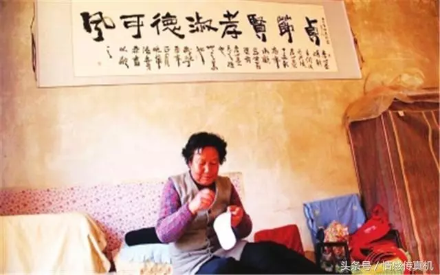我月薪1萬,接婆婆進城住,下夜班回家進客廳,我泣不成聲