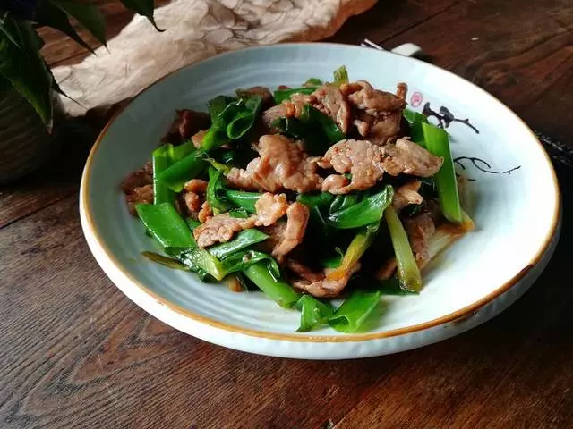 天熱,把肉這樣做,一把蔥,一塊肉,一會功夫就做好一道下飯菜