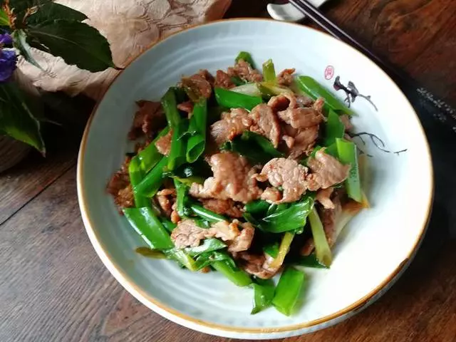 天熱,把肉這樣做,一把蔥,一塊肉,一會功夫就做好一道下飯菜