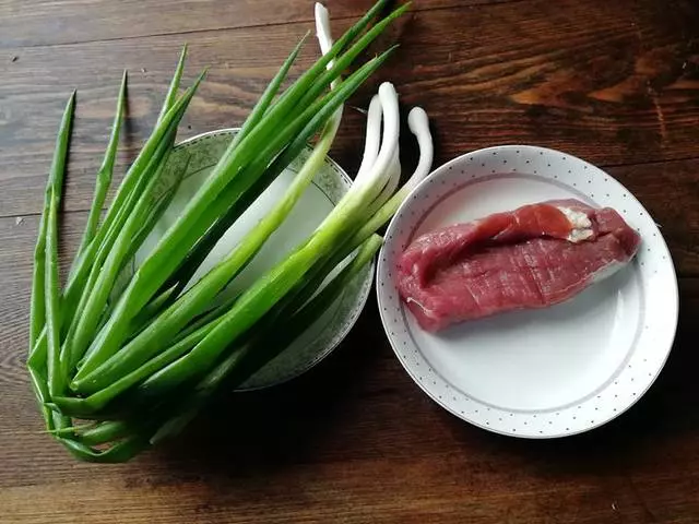 天熱,把肉這樣做,一把蔥,一塊肉,一會功夫就做好一道下飯菜