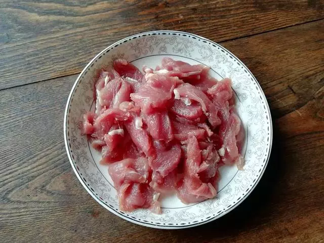 天熱,把肉這樣做,一把蔥,一塊肉,一會功夫就做好一道下飯菜