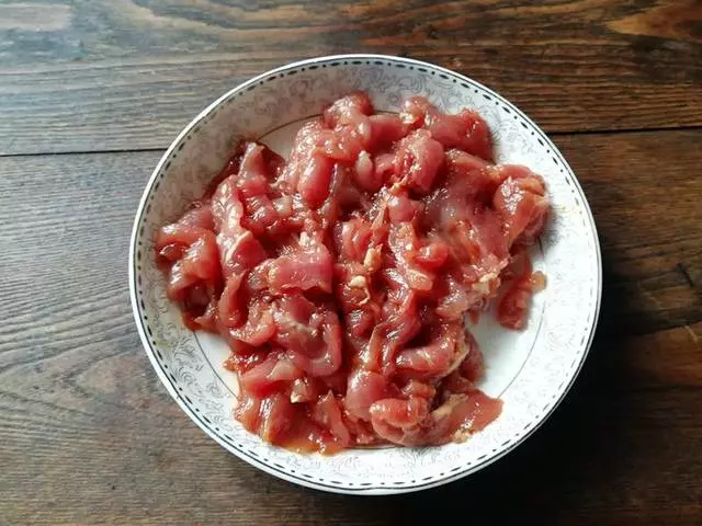 天熱,把肉這樣做,一把蔥,一塊肉,一會功夫就做好一道下飯菜