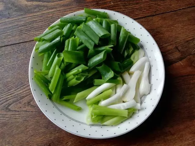 天熱,把肉這樣做,一把蔥,一塊肉,一會功夫就做好一道下飯菜
