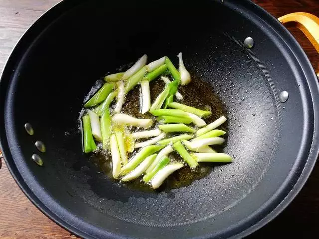 天熱,把肉這樣做,一把蔥,一塊肉,一會功夫就做好一道下飯菜