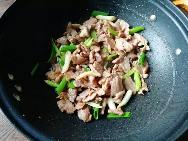 天熱,把肉這樣做,一把蔥,一塊肉,一會功夫就做好一道下飯菜