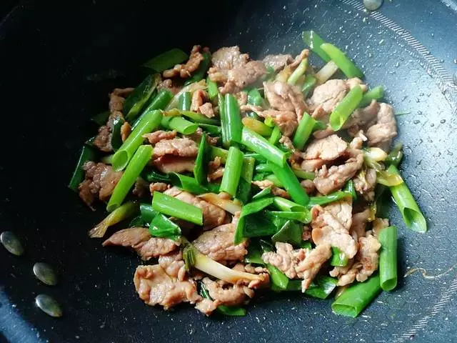 天熱,把肉這樣做,一把蔥,一塊肉,一會功夫就做好一道下飯菜