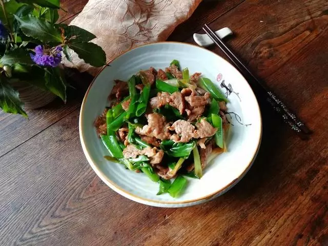 天熱,把肉這樣做,一把蔥,一塊肉,一會功夫就做好一道下飯菜