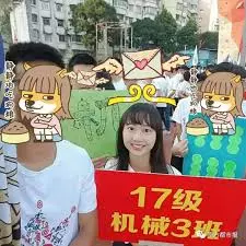 唯一女生福利!全班男同學「送一整盒口紅」把她當女友寵,她開心收下後:「我有男友了。」