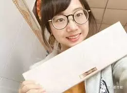 唯一女生福利!全班男同學「送一整盒口紅」把她當女友寵,她開心收下後:「我有男友了。」