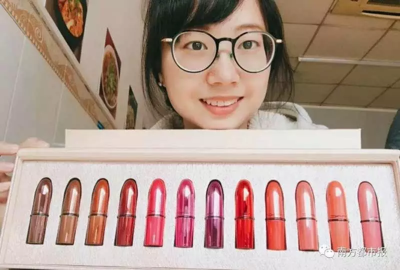 唯一女生福利!全班男同學「送一整盒口紅」把她當女友寵,她開心收下後:「我有男友了。」