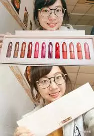唯一女生福利!全班男同學「送一整盒口紅」把她當女友寵,她開心收下後:「我有男友了。」
